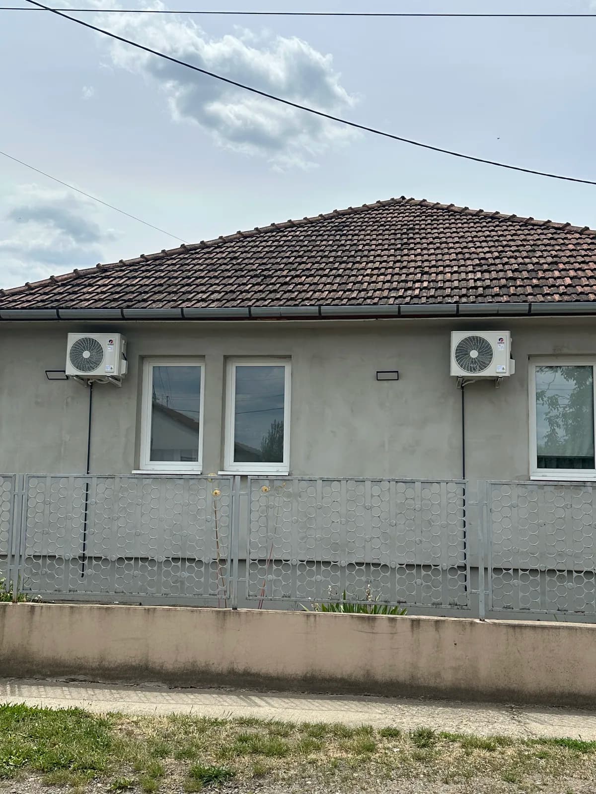 Két kültéri egység homlokzati szerelése